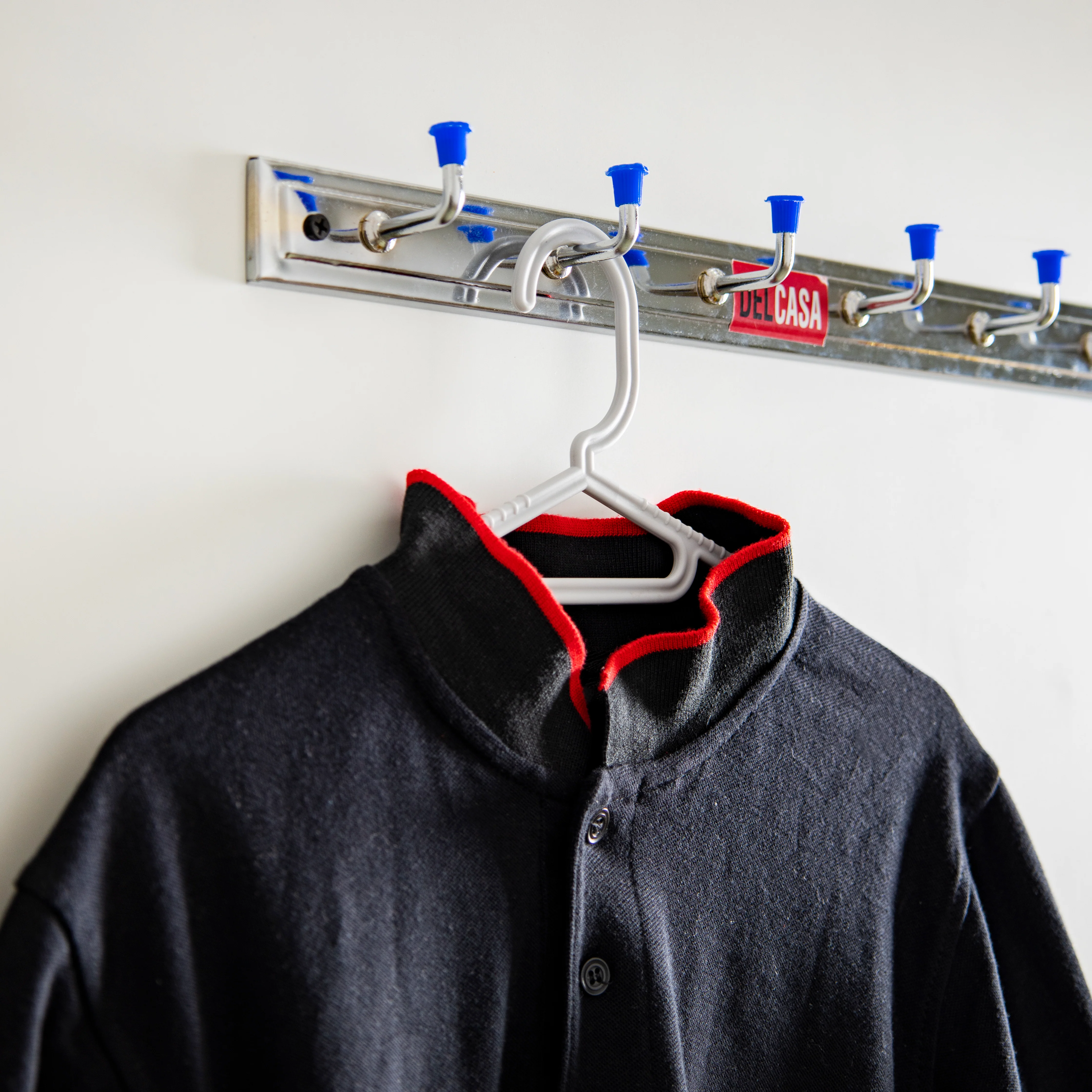 Delcasa DC1991 Plastic Hanger Set| 10 premium quality hangers with anti-skid design| Lightweight, durable & ideal for shirts, dresses and daily wardrobe storage| - Image 3