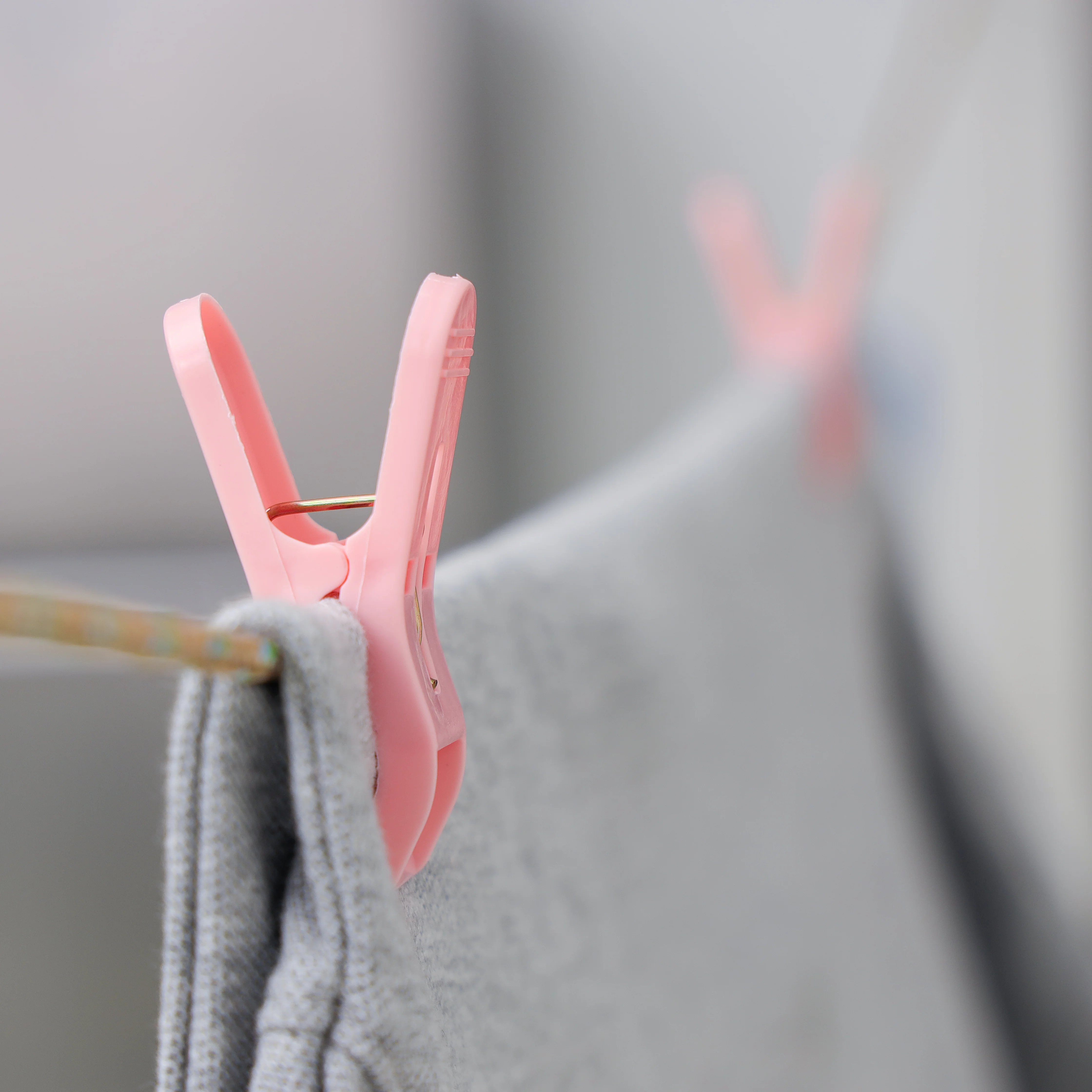 Delcasa DC2006 16 Pcs Cloth Clip| Durable Plastic & Iron Laundry Clips for strong grip, long-lasting use| lightweight build, indoor & outdoor drying convenience| - Image 4