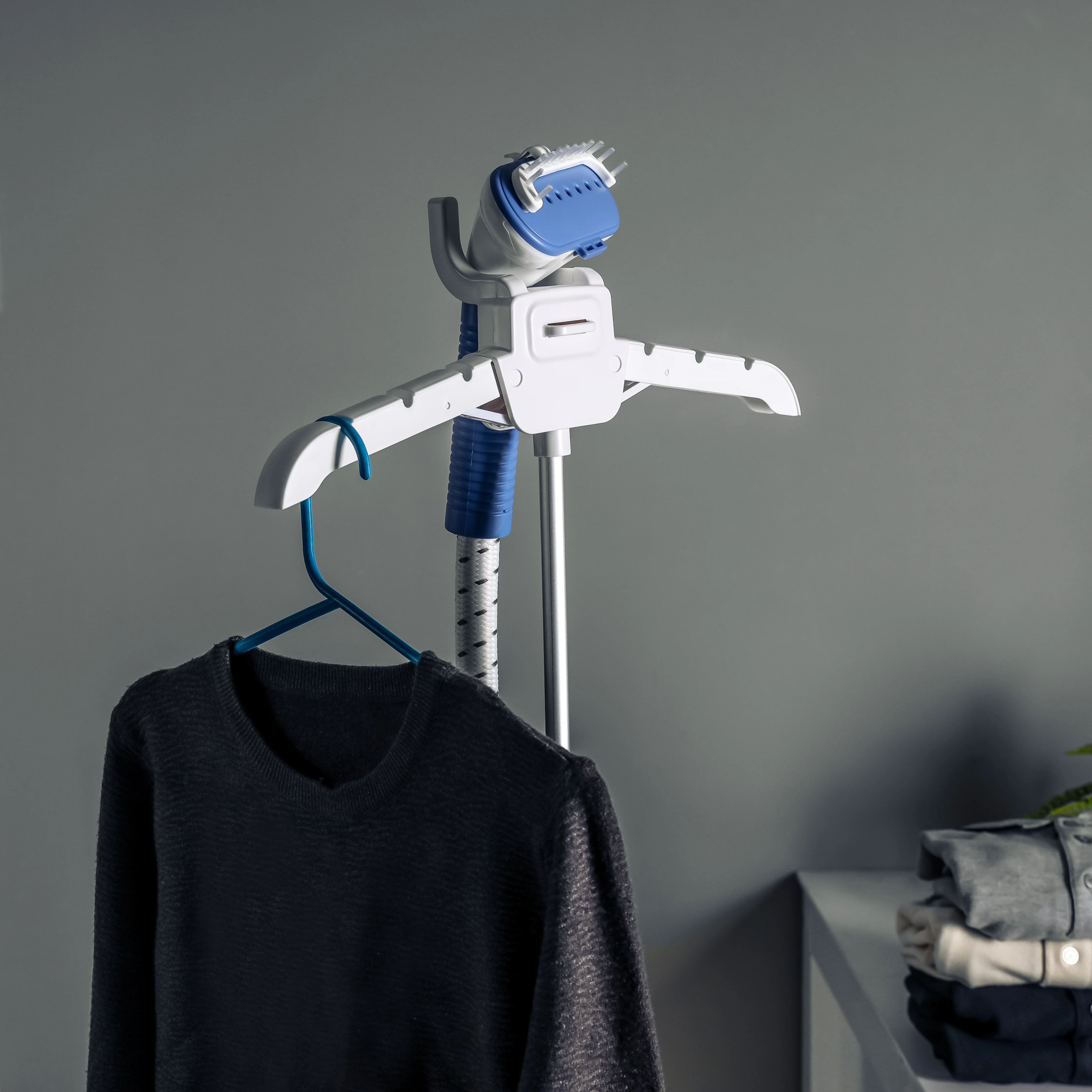Krypton KNGS6200 Garment Steamer | features 1800W powerful steam, a 1.6L water tank, and up to 46 minutes of continuous steaming for fast, efficient wrinkle removal - Image 4