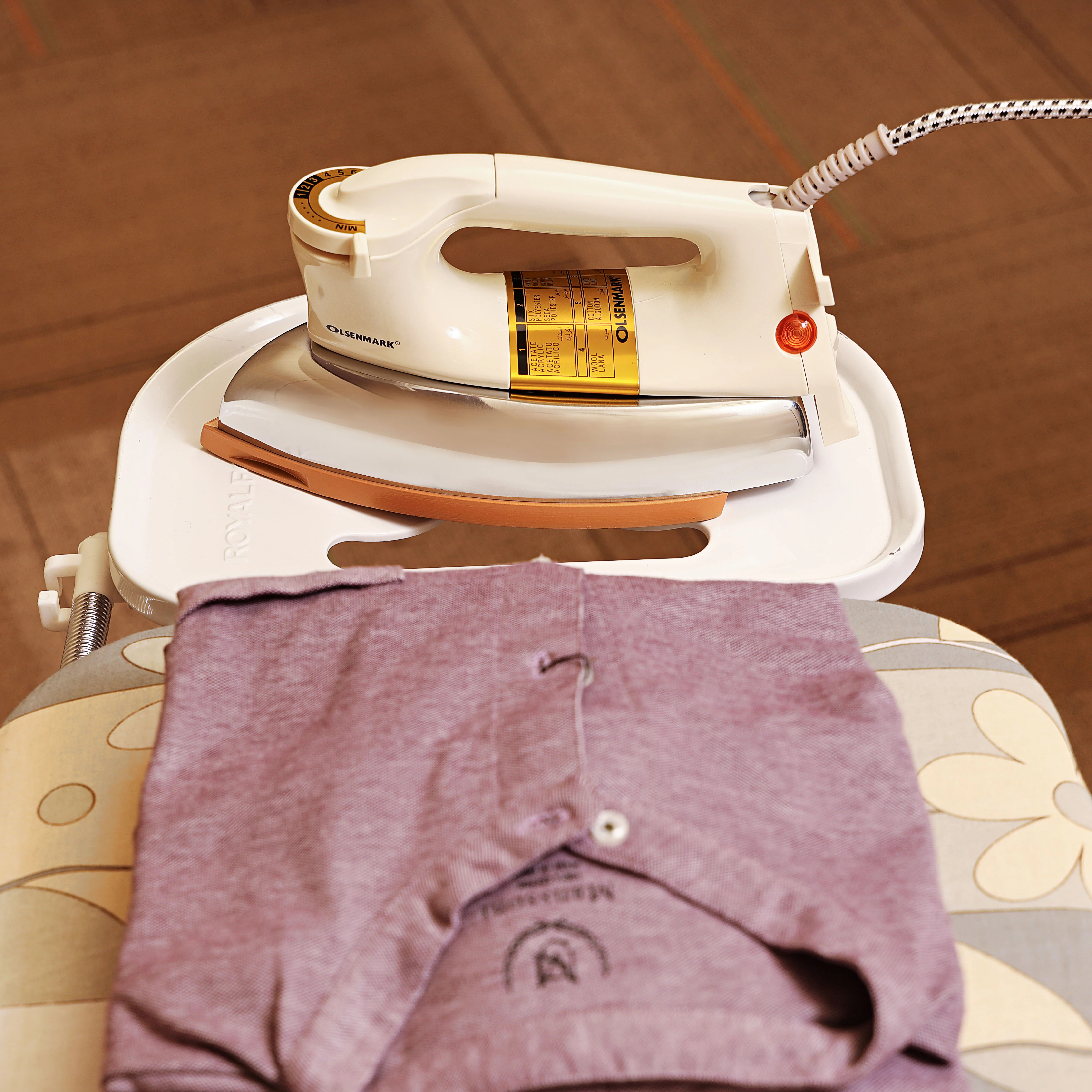 Olsenmark OMDI1590 Automatic Dry Iron 1200W| 60 microns Teflon non-stick soleplate & temperature dial| pilot lamp, adjustable swivel cord & auto cut-off safety| - Image 4
