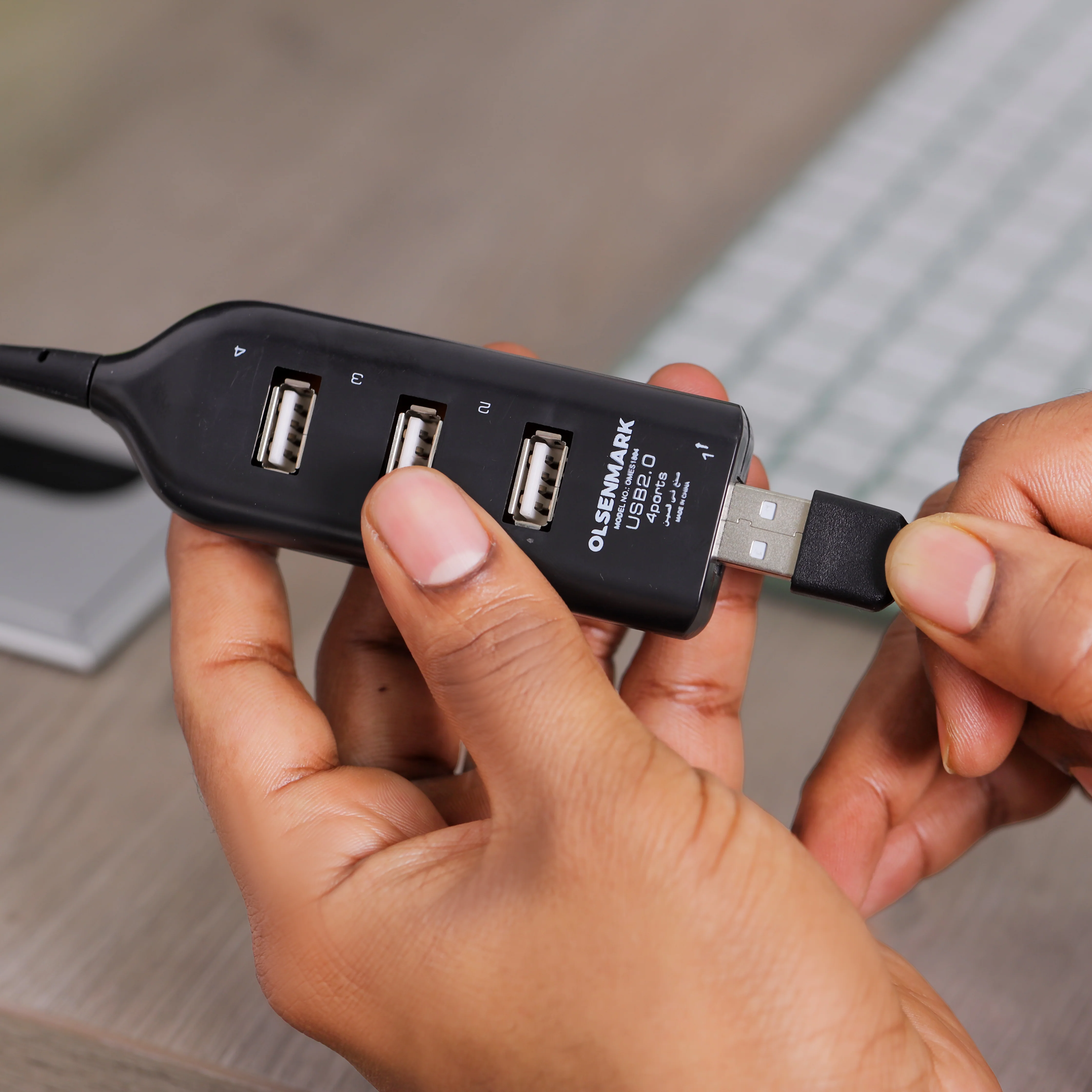 Olsenmark OMES1804 4 Port USB 2.0 Hub| High-Speed 480Mbps USB Splitter, plug & play USB hub with 4 ports| USB 1.1 compatibility, LED indicator, for laptops and PCs| - Image 3