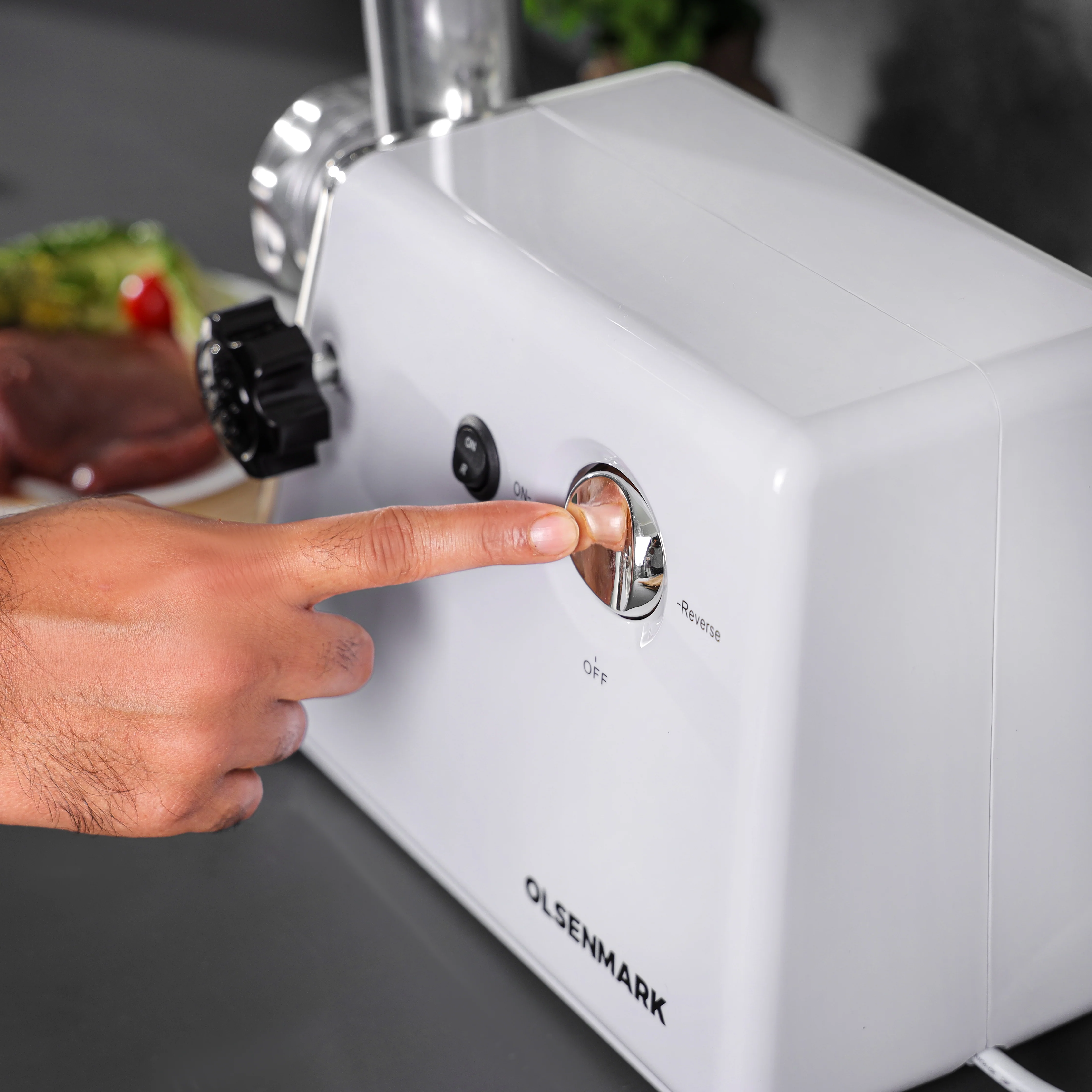 Olsenmark OMMG2110 800W Meat Grinder| stainless steel blade with reverse function| 1kg/min capacity with 3 cutting plates, Full copper motor, sausage & kubbe attachments| - Image 3