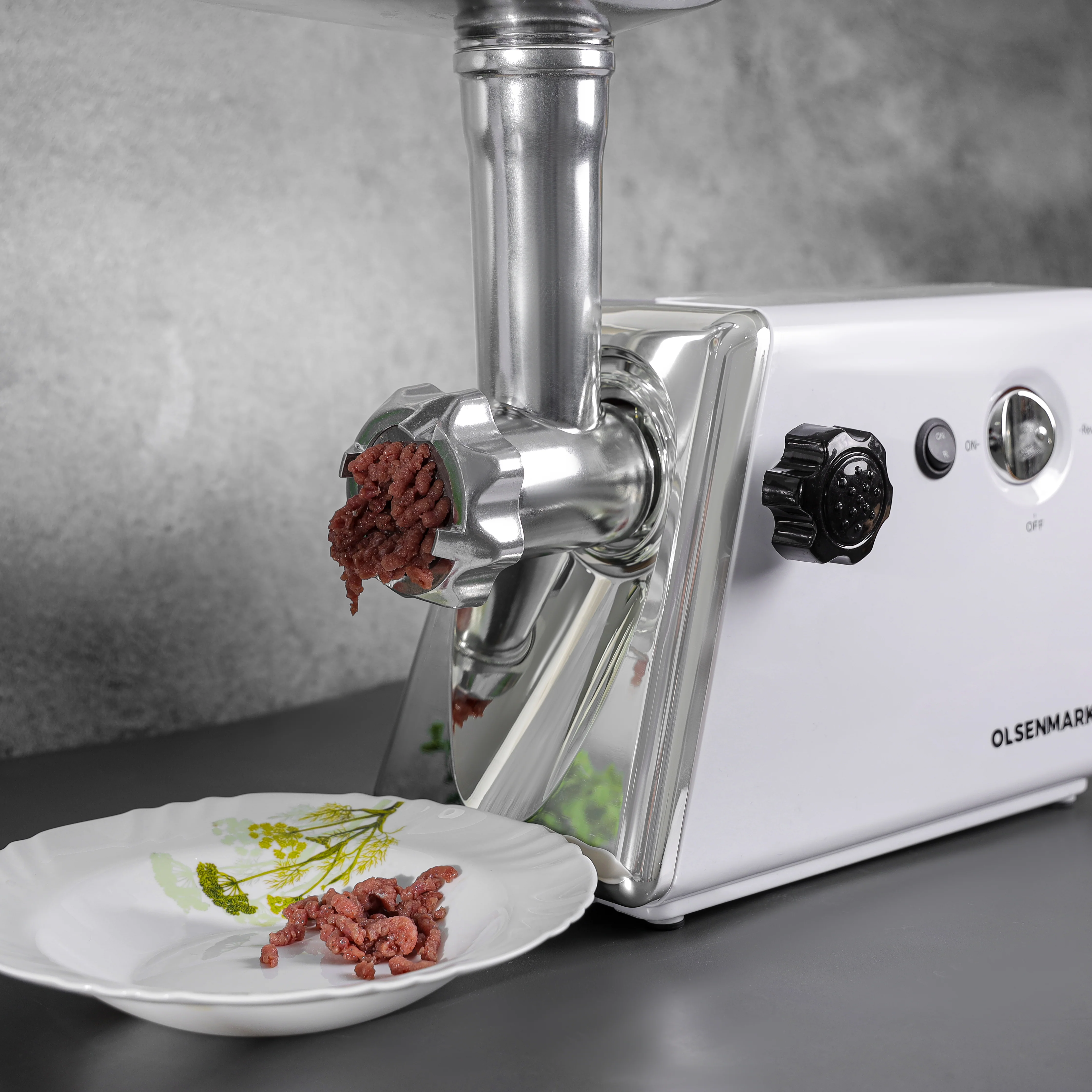 Olsenmark OMMG2110 800W Meat Grinder| stainless steel blade with reverse function| 1kg/min capacity with 3 cutting plates, Full copper motor, sausage & kubbe attachments| - Image 4