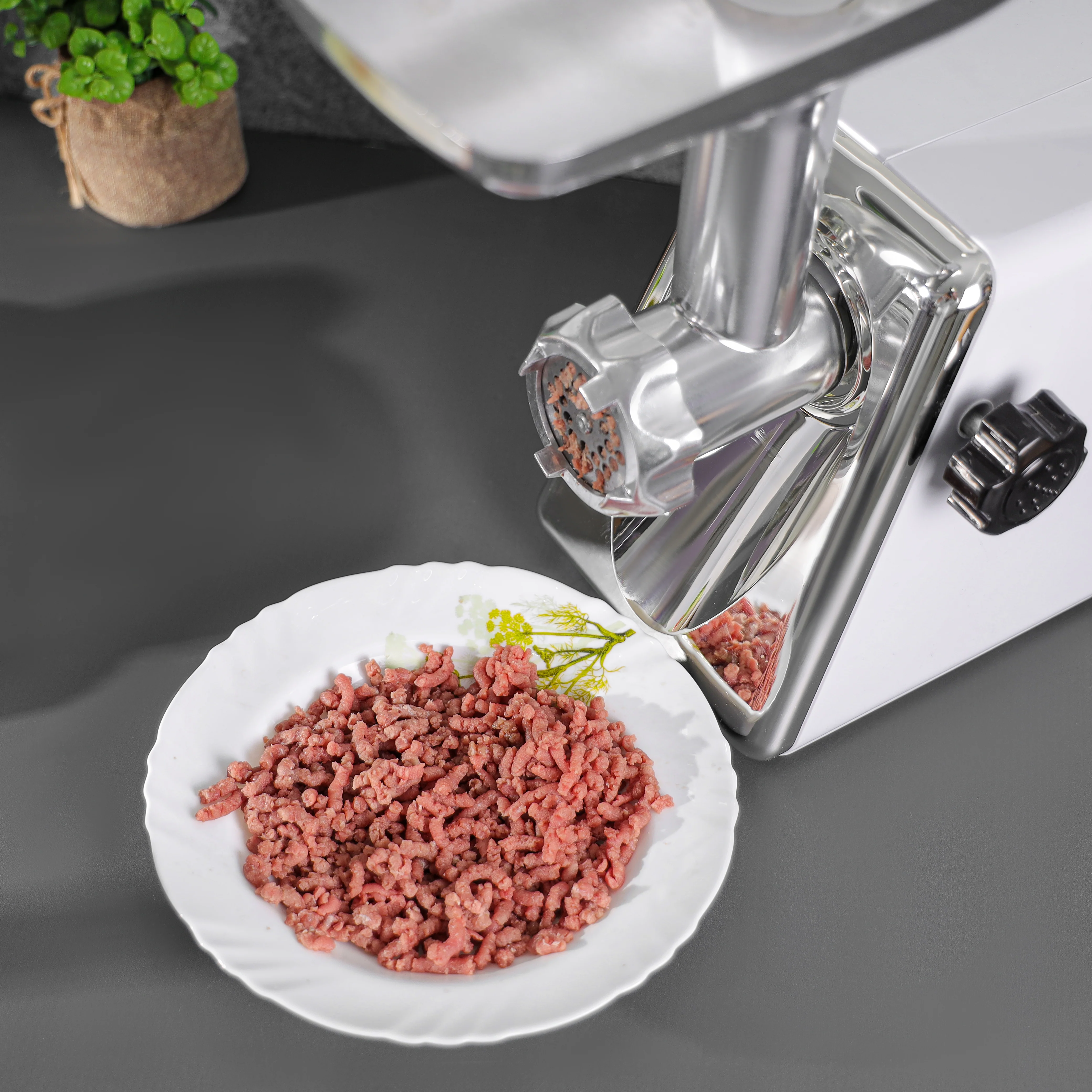 Olsenmark OMMG2110 800W Meat Grinder| stainless steel blade with reverse function| 1kg/min capacity with 3 cutting plates, Full copper motor, sausage & kubbe attachments| - Image 5
