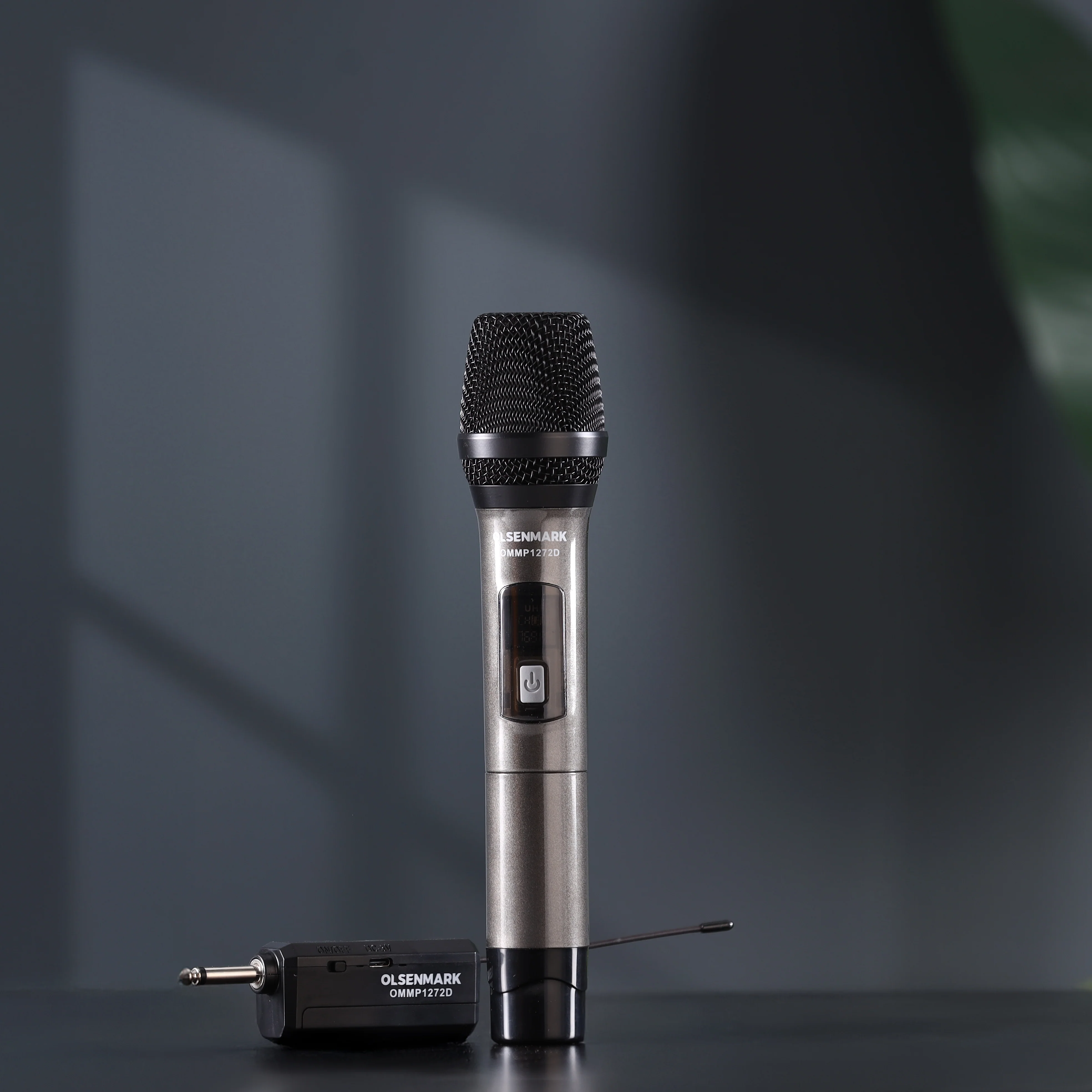Olsenmark OMMP1272 Professional Wireless Microphone| UHF band with 2000mAh rechargeable lithium battery| LED display, stable signal transmission and clear crisp sound| - Image 2