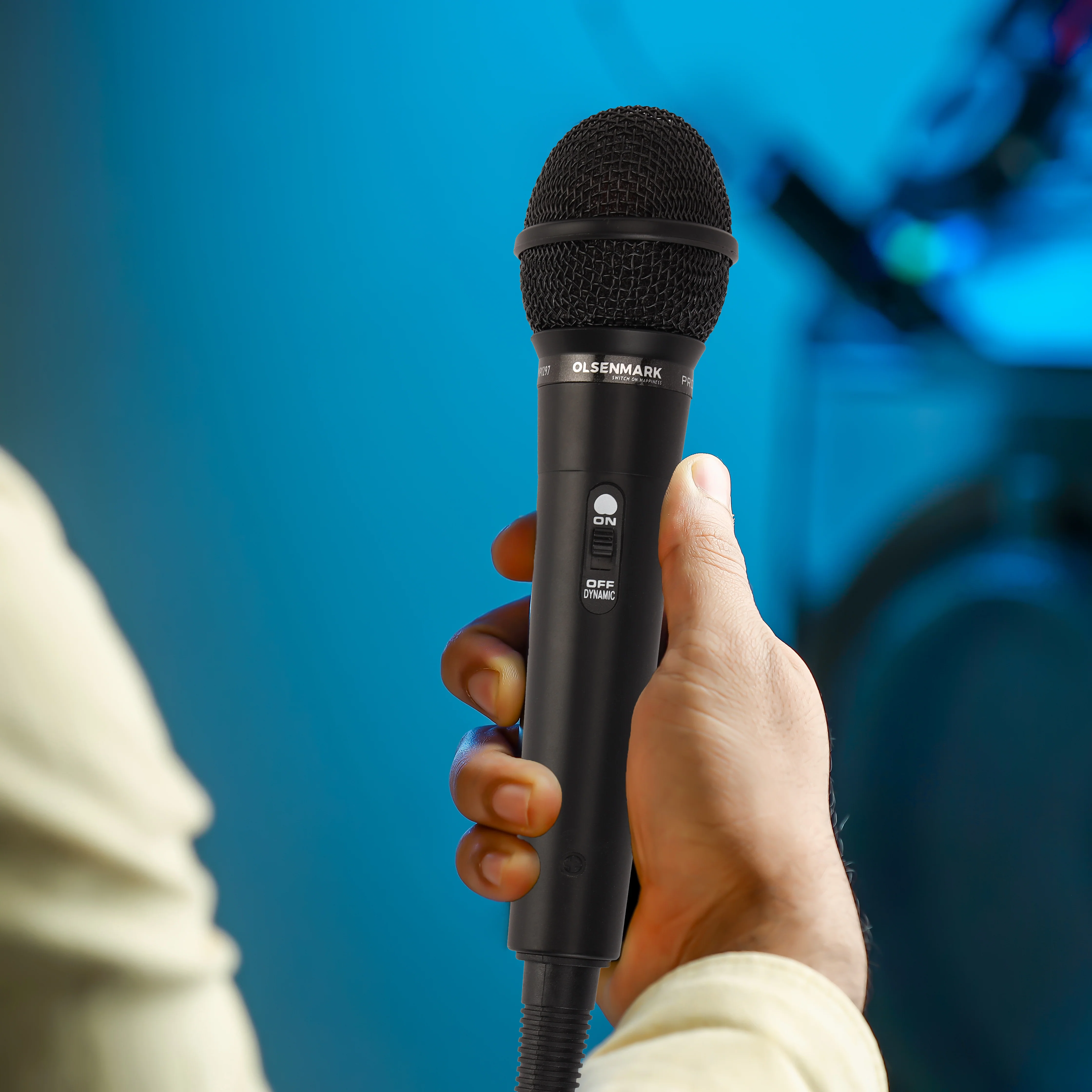 Olsenmark OMMP1297 Uni-directional Dynamic Microphone| wide frequency response with high sensitivity| clear vocal output, durable metal body and no battery required operation| - Image 3