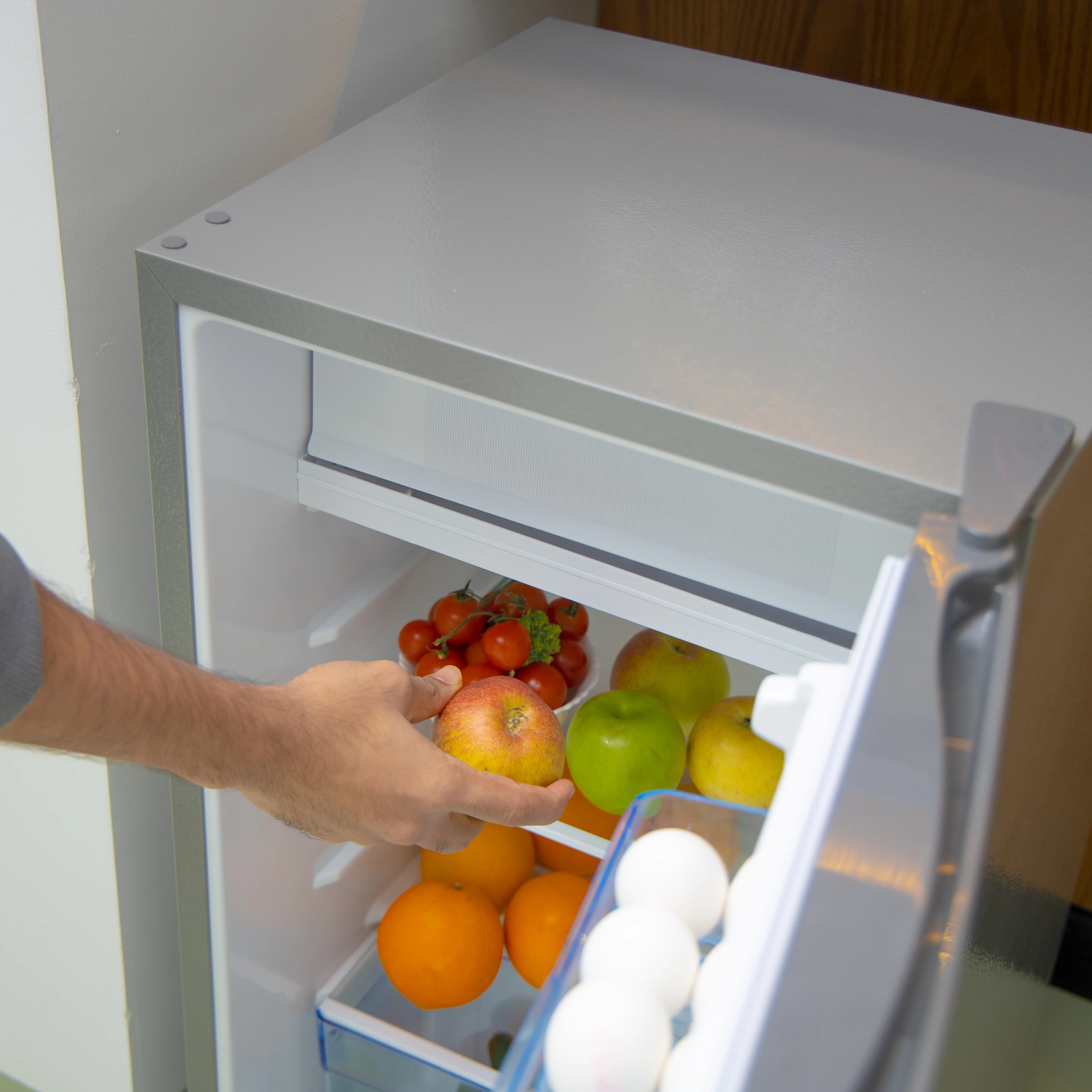 Olsenmark OMRF5001-110L 110L Single Door Refrigerator| adjustable thermostat, lock & key and toughened glass shelves| vegetable drawer and R600a cooling system| - Image 3
