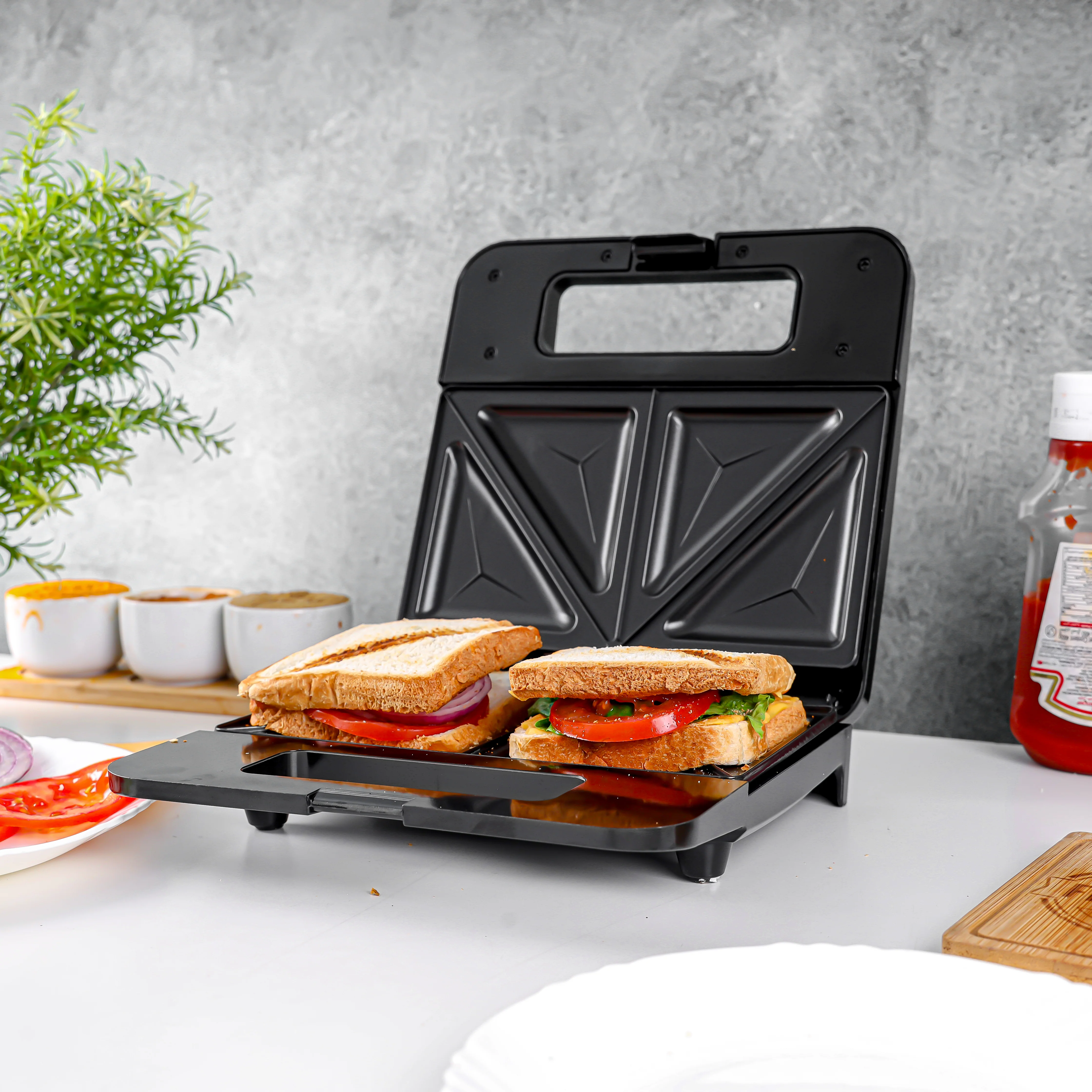 Olsenmark OMSM2404 Sandwich Maker | 750W power with non-stick plates & safety locking handle| dual indicator lights, and fast, even sandwich toasting performance| - Image 5