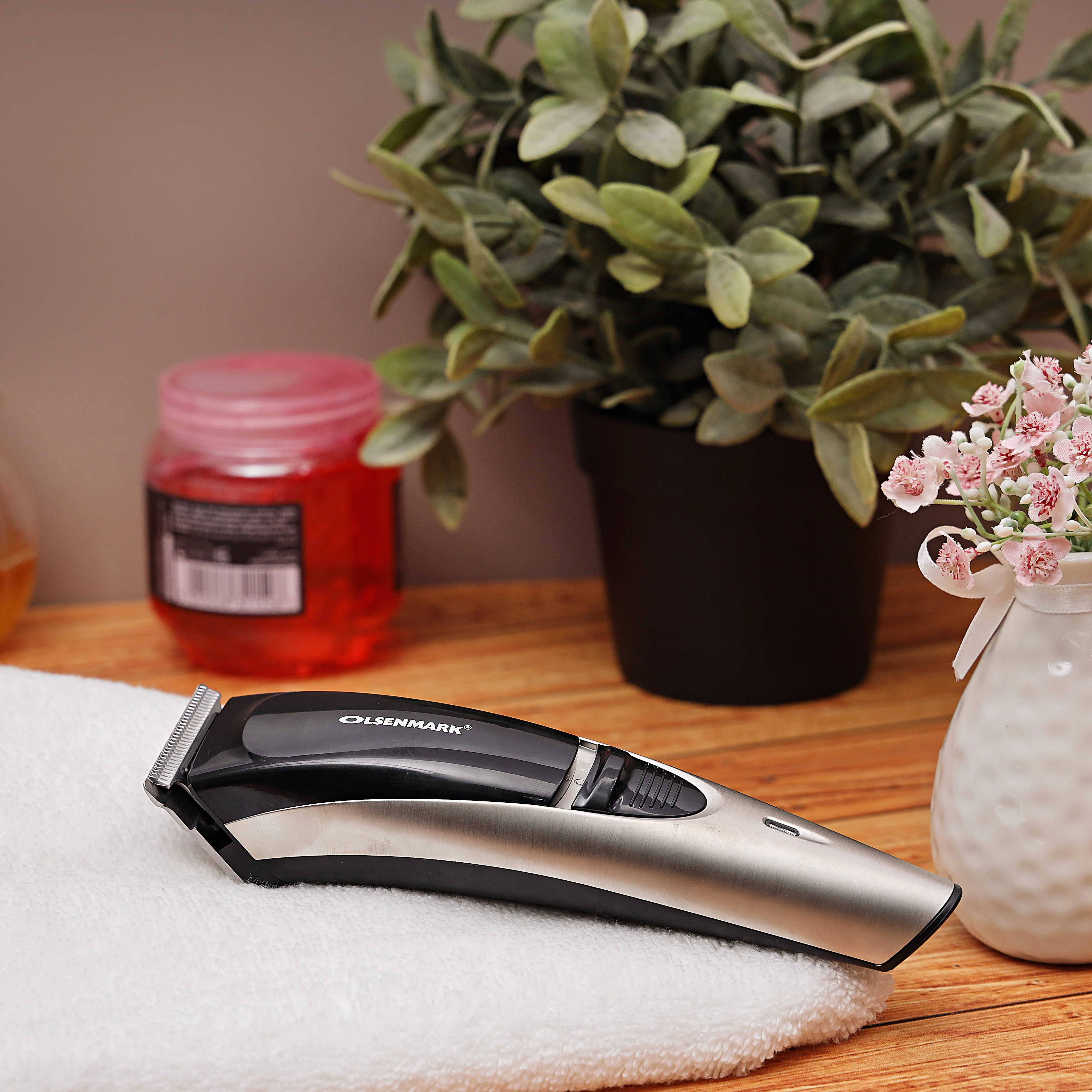 Olsenmark OMTR4040 rechargeable hair & beard trimmer| stainless steel blades with cordless use & long battery life| precise trimming, and ergonomic design for grooming| - Image 4