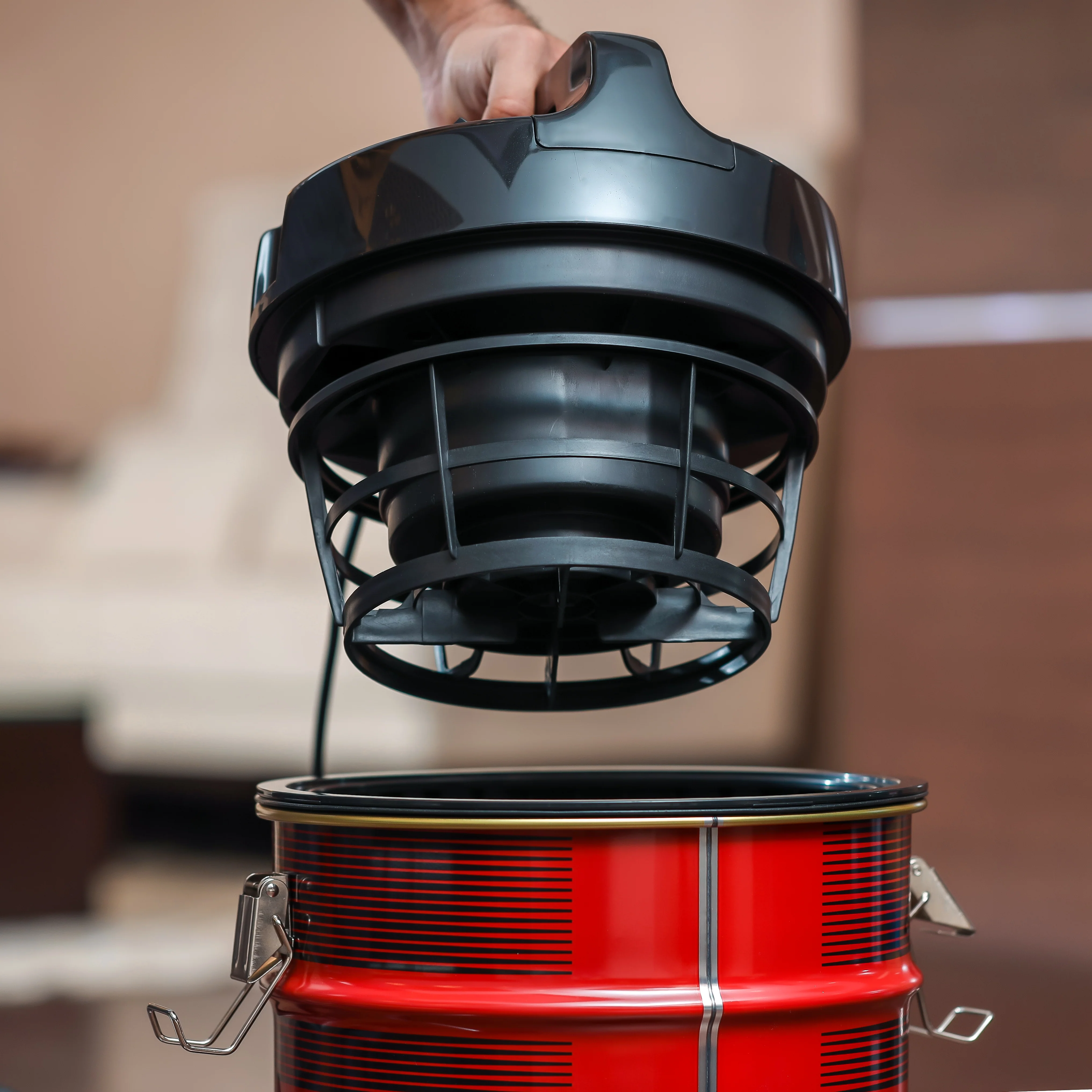 Olsenmark OMVC1847 2400W vacuum cleaner with 21L capacity| durable anti-rust metal body & strong suction| blower function, smooth omni wheels, for home and workshops| - Image 4