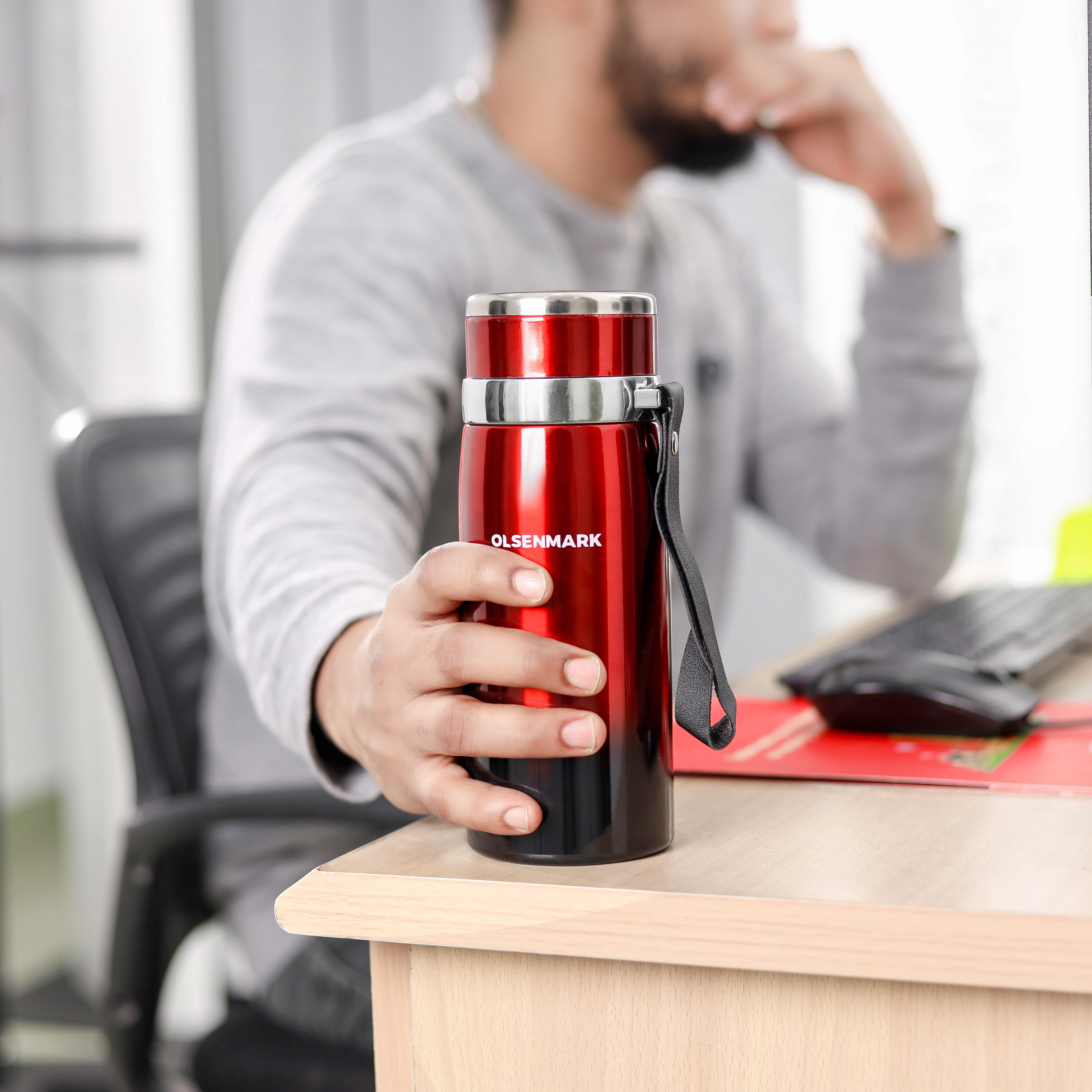 Olsenmark OMVF2484 600ml vacuum bottle| featuring double-wall insulation to keep drinks hot or cold for hours| Modern Design with leak-resistant lid and carry strap| - Image 3